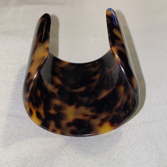 Tory Burch | Tortoise Resin Logo Statement Cuff - Picture 4 of 6